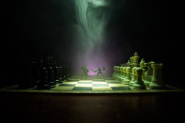 Süvari ve satranç tahtası üzerinde piyade ile ortaçağ savaş sahnesi. Satranç oyununu kavramı iş fikirleri ve rekabet ve strateji fikirler duman ve sis karanlık bir arka plan üzerinde satranç figürleri.