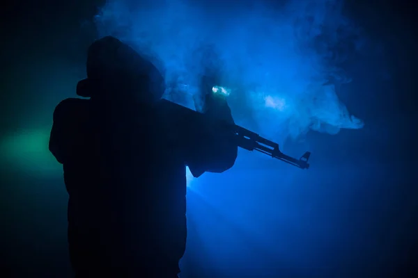 Silhouette Man Assault Rifle Ready Attack Dark Toned Foggy Background — Stock Photo, Image