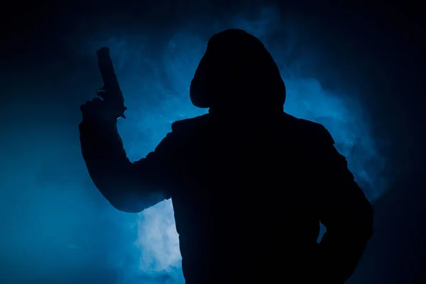 Silueta Hombre Con Pistola Lista Para Atacar Sobre Fondo Nebuloso — Foto de Stock