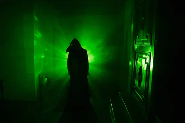 Silueta Horror Fantasma Dentro Habitación Oscura Con Espejo Concepto Halloween — Foto de Stock