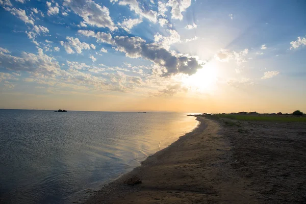 Prachtig Uitzicht Het Landschap Van Heldere Zee Met Bewolkte Hemel — Stockfoto