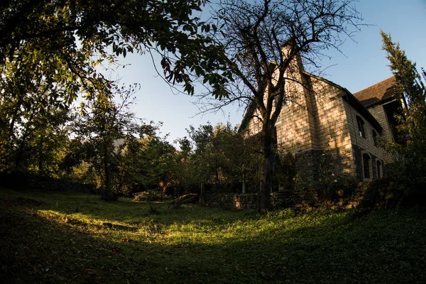 Güzel Manzara Köy Evi Sonbahar Azerbaycan Kırsal Sırasında Orman Ağaçları — Stok fotoğraf