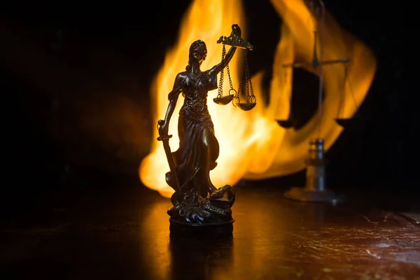 Статуя Правосудия Леди Правосудия Юстиция Фастия Римские Боги Правосудия Темном — стоковое фото