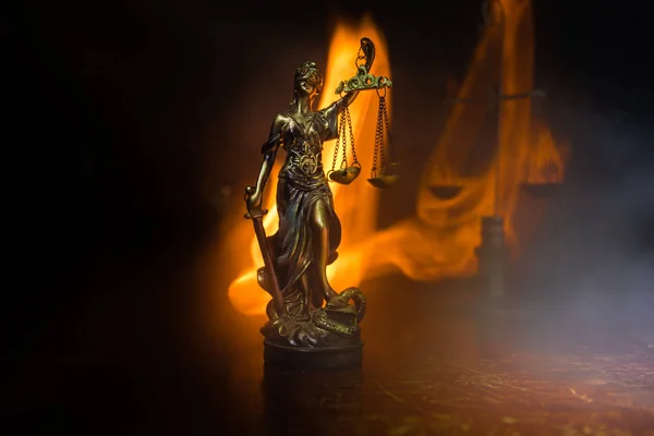 正义雕像 夫人正义或 Iustitia Justitia 罗马女神正义在黑暗的火背景 选择性聚焦 — 图库照片