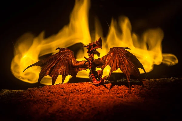 暗い燃焼火災の背景に大きな翼を持つ火呼吸のドラゴンのシルエット 選択と集中 — ストック写真