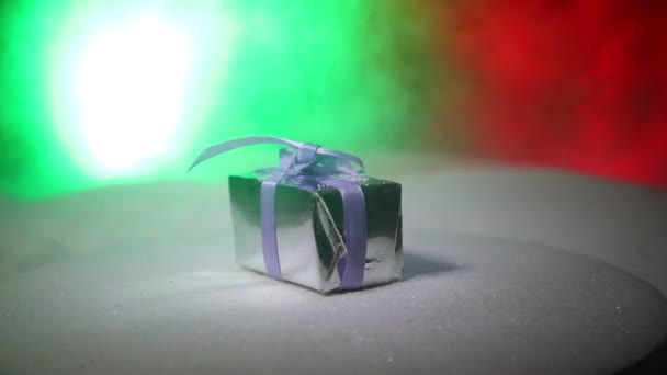 Χριστουγεννιάτικο Πρωτοχρονιάτικο Δώρο Κορδέλα Χιόνι Φόντο Bokeh Αντιγράψτε Χώρο Για — Αρχείο Βίντεο