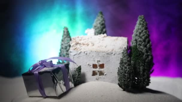 Casa Miniatura Navidad Año Nuevo Nieve Por Noche Con Abeto — Vídeo de stock