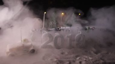 Kış sahne Noel ile minyatür evler, Tren İstasyonu, ağaçlar, karla kaplı. Gece sahne. Yeni yıl veya Noel kavramı. Seçici odak