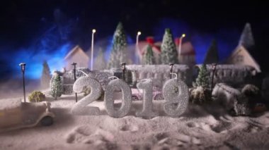 Kış sahne Noel ile minyatür evler, Tren İstasyonu, ağaçlar, karla kaplı. Gece sahne. Yeni yıl veya Noel kavramı. Seçici odak