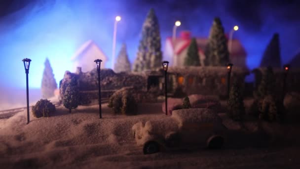 クリスマスと冬のシーンのミニチュアの家 鉄道駅 雪に覆われました 夜のシーン 新年やクリスマスのコンセプトです 選択と集中 — ストック動画