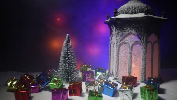 Linterna Navidad Nieve Con Regalos Por Noche Fondo Oscuro Festivo — Vídeos de Stock