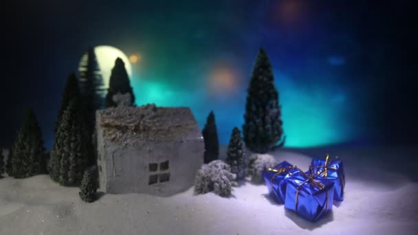 Weihnachten Und Neujahr Miniaturhaus Schnee Bei Nacht Mit Tannenbaum Spielzeughäuschen — Stockvideo