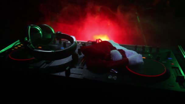 Mixer Met Koptelefoon Donkere Nachtclub Achtergrond Met Kerstboom New Year — Stockvideo