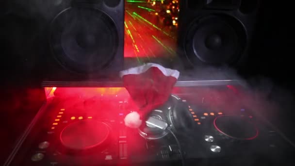 Mischpult Mit Kopfhörern Auf Dunklem Nachtclub Hintergrund Mit Weihnachtsbaum Silvester — Stockvideo