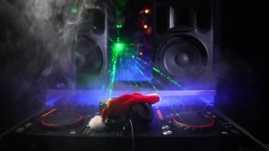 DJ Mikser yılbaşı ağacı Yılbaşı karanlık gece kulübü zemin üzerine kulaklıklarla. Bir Dj tabloda yeni yıl öğelerinin görünümü kapatın. Tatil partisi konsepti. Boş alan