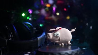DJ Mikser yılbaşı ağacı Yılbaşı karanlık gece kulübü zemin üzerine kulaklıklarla. Bir Dj tabloda yeni yıl öğelerinin görünümü kapatın. Tatil partisi konsepti. Boş alan