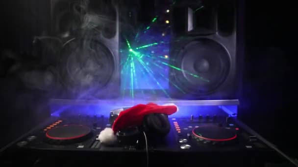 クリスマス ツリー大晦日と暗いナイトクラブ背景にヘッドフォンで ミキサー テーブルの新しい年の要素のビューを閉じます 休日党概念 空の空間 — ストック動画