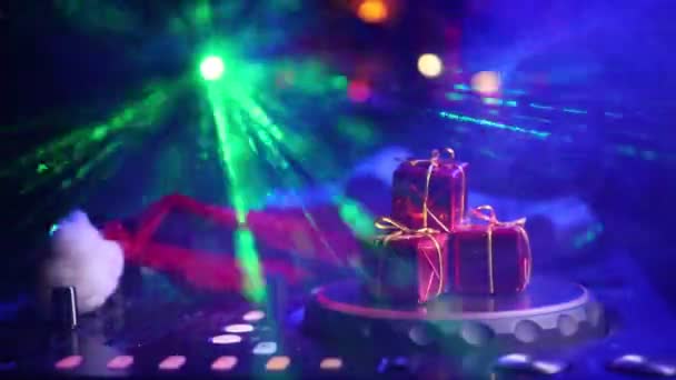 Mixer Met Koptelefoon Donkere Nachtclub Achtergrond Met Kerstboom New Year — Stockvideo