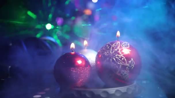 Mischpult Mit Kopfhörern Auf Dunklem Nachtclub Hintergrund Mit Weihnachtsbaum Silvester — Stockvideo