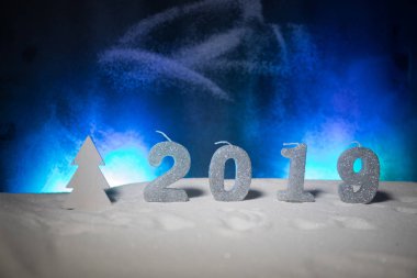 kar üzerinde 2019 rakamlar. Mutlu yeni yıl 2019 kavramı. Metniniz için boş alanı. Dekore edilmiş arka plan.