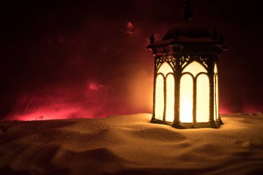Gece kar üzerinde Noel Fener. Festival koyu arka plan. Yeni yıl natürmort kartpostal lamba parlayan mum ile karda geceleri kapalı. Tatil kavramı. Sanat
