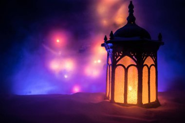 Gece kar üzerinde Noel Fener. Festival koyu arka plan. Yeni yıl natürmort kartpostal. Lamba parlayan mum ile karda geceleri kapalı. Tatil kavramı. Sanat