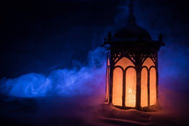 Gece kar üzerinde Noel Fener. Festival koyu arka plan. Yeni yıl natürmort kartpostal. Lamba parlayan mum ile karda geceleri kapalı. Tatil kavramı. Sanat