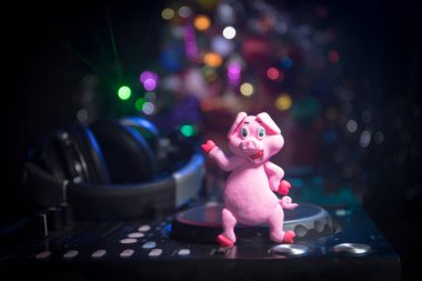 DJ Mikser yılbaşı ağacı Yılbaşı karanlık gece kulübü zemin üzerine kulaklıklarla. Bir Dj tabloda yeni yıl öğelerinin görünümü kapatın. Tatil partisi konsepti. Boş alan