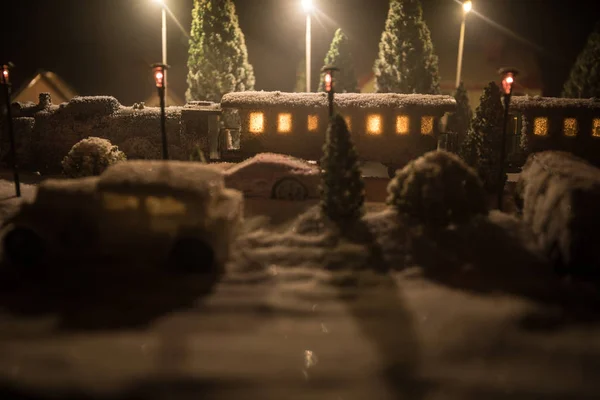 冬天的场景的缩影与圣诞房子 火车站 覆盖着雪 新年或圣诞节的概念 选择性对焦 — 图库照片