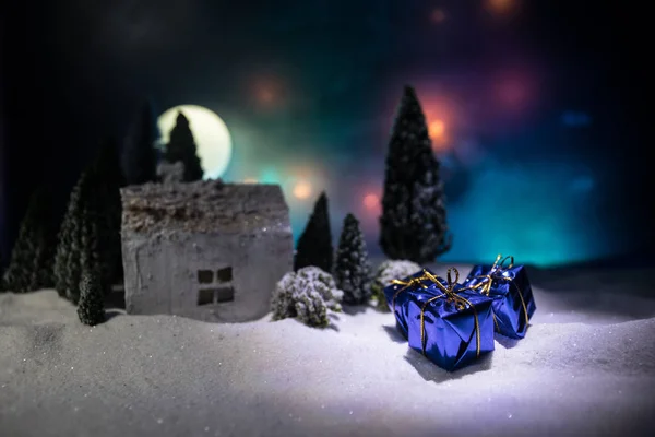 Рождество Новый Год Миниатюрный Дом Снегу Ночью Елкой Маленький Домик — стоковое фото