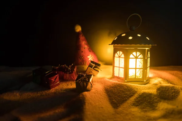 Weihnachtslaterne Auf Schnee Mit Geschenken Der Nacht Festlich Dunkler Hintergrund — Stockfoto