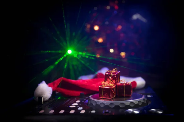 Μείκτης Για Ακουστικά Φόντο Σκοτεινό Νυχτερινό Κέντρο Διασκέδασης Χριστουγεννιάτικο Δέντρο — Φωτογραφία Αρχείου