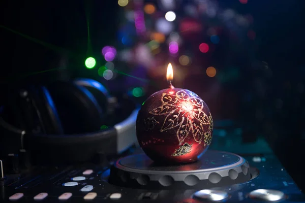搅拌机与耳机在黑暗的夜总会背景与圣诞树除夕 表中的新年元素视图 假日派对理念 空空间 — 图库照片
