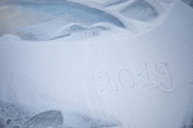 2019 kar üzerinde yazılı. Mutlu yeni yıl 2019. Metniniz için boş alanı. Resim dekorasyon