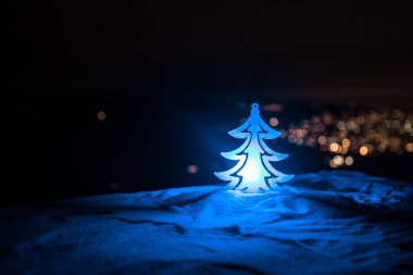 Noel süsleri. Güzel tatil ile kar köknar ağacı ayakta arka plan ve geleneksel tatil özniteliklerini süslenmiş. Seçici odak. Metniniz için boş alanı