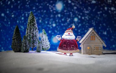 Festival arka plan. Noel süsleri. Noel Baba (ya da kardan adam) üstünde kar ile güzel bir şekilde dekore edilmiş duran arka plan tatil elemanları ile. Seçici odak. Metniniz için boş alanı