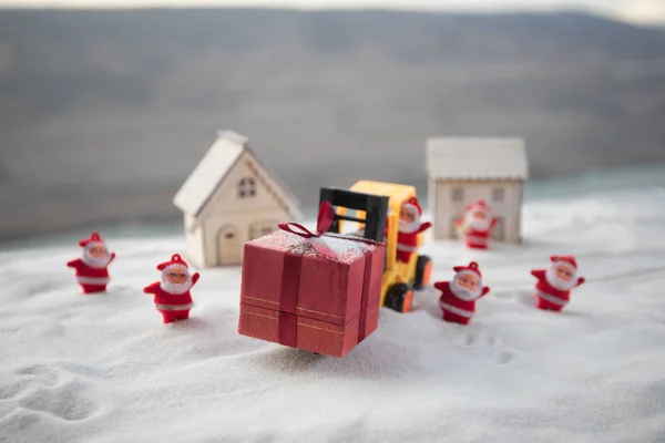 Doos Van Gift Van Het Miniatuur Door Heftruck Machine Sneeuw — Stockfoto