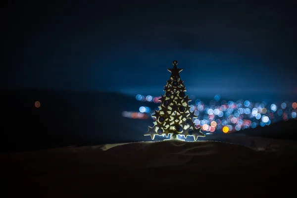 Διακοσμήσεις Χριστουγέννων Fir Δέντρο Στέκεται Στο Χιόνι Όμορφες Διακοπές Διακοσμημένα — Φωτογραφία Αρχείου