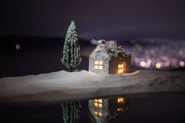 Weihnachten Und Neujahr Miniaturhaus Schnee Bei Nacht Mit Tannenbaum Kleines — Stockfoto