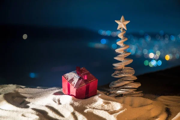 Kerstversiering Fir Tree Staande Sneeuw Met Mooie Vakantie Ingericht Achtergrond — Stockfoto