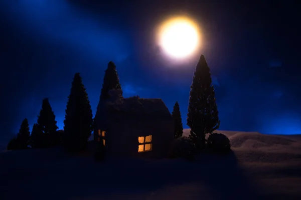 Kerstmis Nieuwjaar Miniatuur Huis Sneeuw Nachts Met Fir Tree Huisje — Stockfoto
