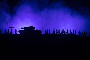 Savaş Konsepti. Savaş sisli gökyüzü arka planında askeri siluetler gece vakti Bulutlu Gökyüzünün altında Alman Tankları siluetleri. Saldırı sahnesi. Zırhlı araçlar. Tanklar savaşıyor