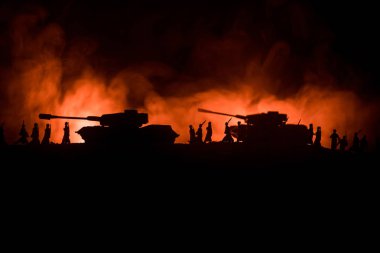 Savaş Konsepti. Savaş sisli gökyüzü arka planında askeri siluetler gece vakti Bulutlu Gökyüzünün altında Alman Tankları siluetleri. Saldırı sahnesi. Zırhlı araçlar. Tanklar savaşıyor