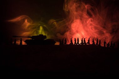 Savaş Konsepti. Savaş sisli gökyüzü arka planında askeri siluetler gece vakti Bulutlu Gökyüzünün altında Alman Tankları siluetleri. Saldırı sahnesi. Zırhlı araçlar. Tanklar savaşıyor