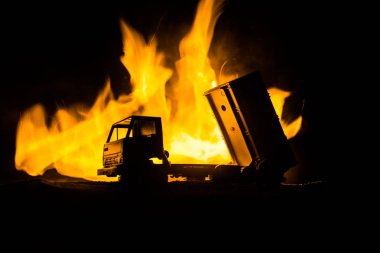 Roket fırlatma yangın bulutlu. Savaş sahnesi ile roket füzeleri savaş başlığı amaçlı kasvetli gökyüzüne ile gece. Roket araç savaş artalan üzerinde. Seçici odak