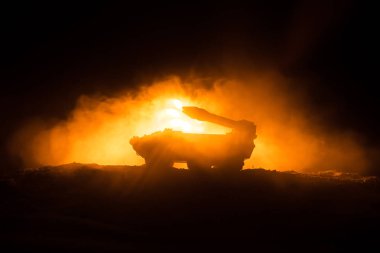 Roket fırlatma yangın bulutlu. Savaş sahnesi ile roket füzeleri savaş başlığı amaçlı kasvetli gökyüzüne ile gece. Roket araç savaş artalan üzerinde. Seçici odak