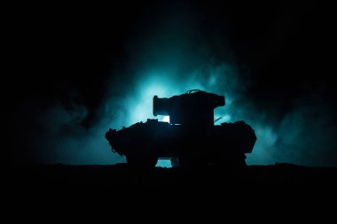 Savaş kavramı. Zırhlı Tank siluet aşağıda sisli yangın gökyüzü gece. Saldırı sahne. Oyuncak dekorasyon. Seçici odak