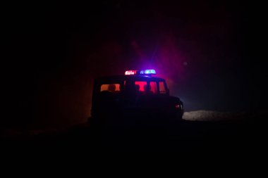 Polis arabası sisli bir arabayı gece takip ediyor. 911 acil durum arabası suç mahalline doğru hızla gidiyor. Seçici odak