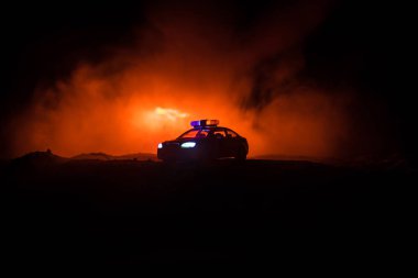 Polis arabası sisli bir arabayı gece takip ediyor. 911 acil durum arabası suç mahalline doğru hızla gidiyor. Seçici odak