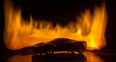 Arabada gölgeler ile düşük ışık veya spor araba koyu arka plan silüeti parlayan ışıklar. Seçici odak